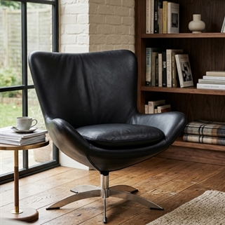 Hjort Knudsen Havanna Loungestol – Sort Læder med Krom Sokkel